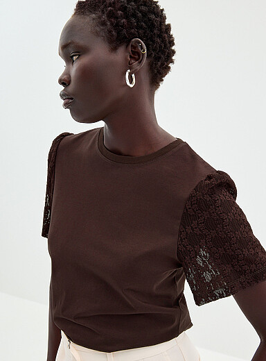 Le t-shirt bimati&egrave;re manches bouffantes dentelle