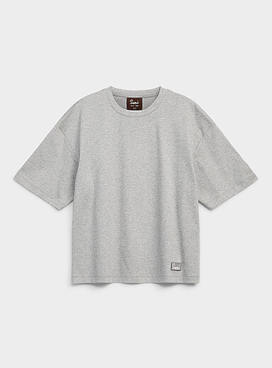 Simons: Le t-shirt &eacute;cusson 1840 <b>Collection Notre histoire en h&eacute;ritage</b> Unisexe Gris pour femme