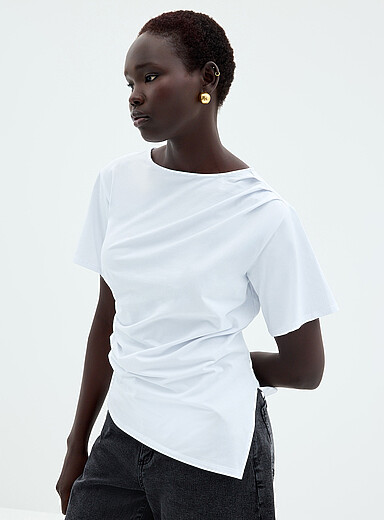 Le t-shirt pliss&eacute; finition asym&eacute;trique