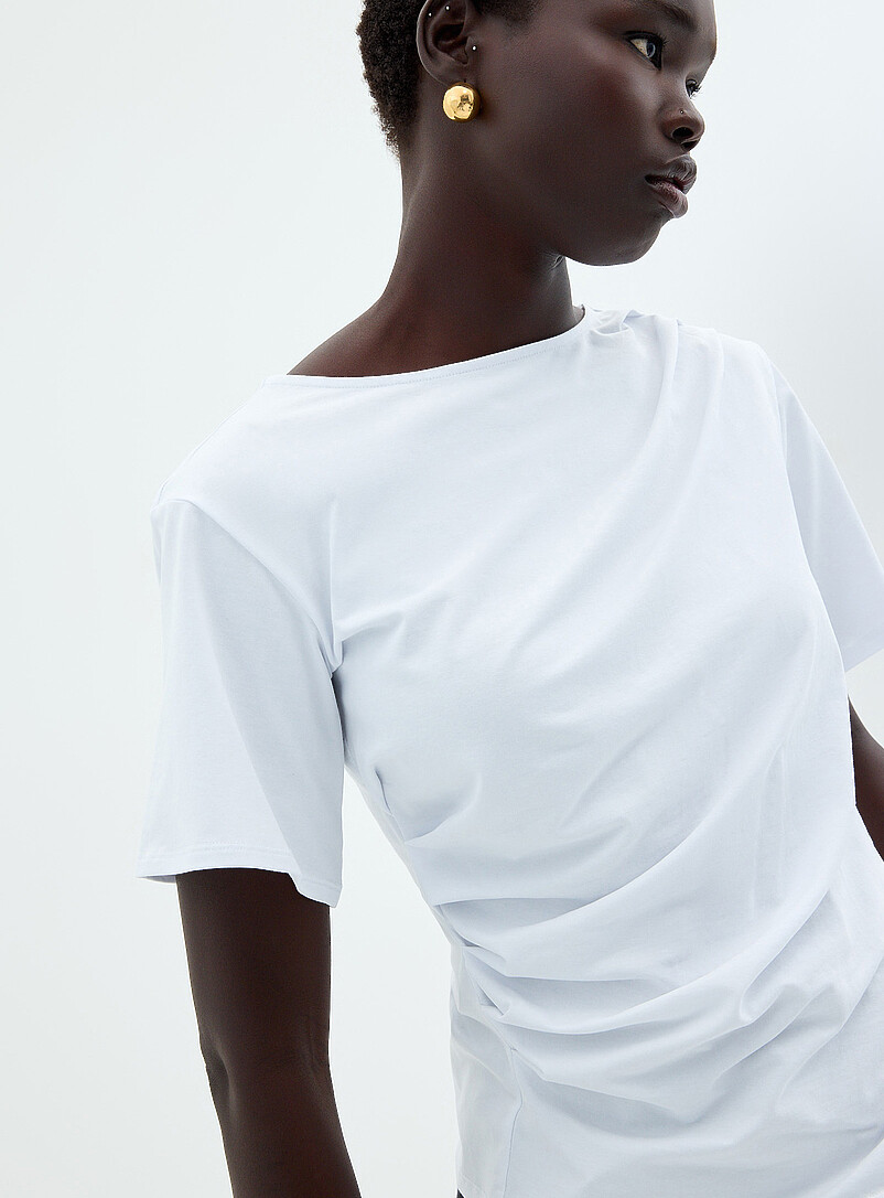 Contemporaine: Le t-shirt pliss&eacute; finition asym&eacute;trique Blanc pour femme