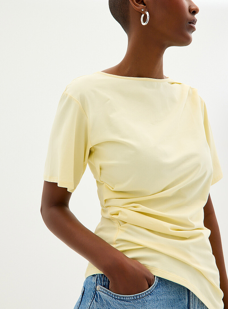 Contemporaine: Le t-shirt pliss&eacute; finition asym&eacute;trique Blanc pour femme