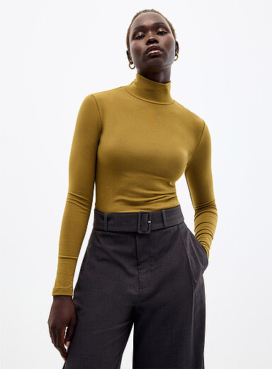 Flowy mini-ribbing stand collar T-shirt