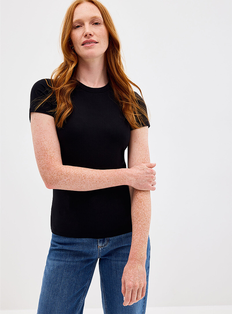 Plain fitted crew-neck T-shirt product image (primary)
