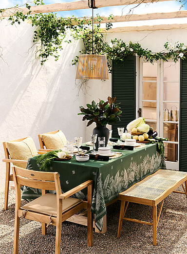 Oasis-border jacquard tablecloth