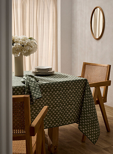 Simons Maison: La nappe tapisserie fleurs touche de lin Vert &agrave; motifs