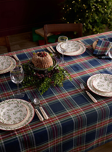 Simons Maison: La nappe tartan bleu touche dor&eacute;e <b>Collection de No&euml;l</b> Marine &agrave; motifs