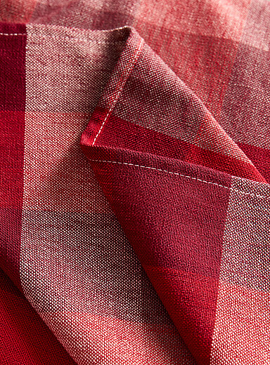 La nappe carreaux rouges rustiques