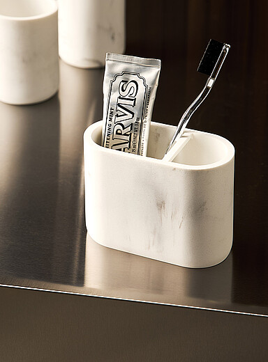 Le porte-brosse &agrave; dents blanc effet marbre