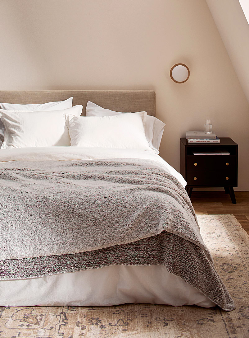 Sherpa plush blanket | Simons Maison | Blankets | Bedroom | Simons