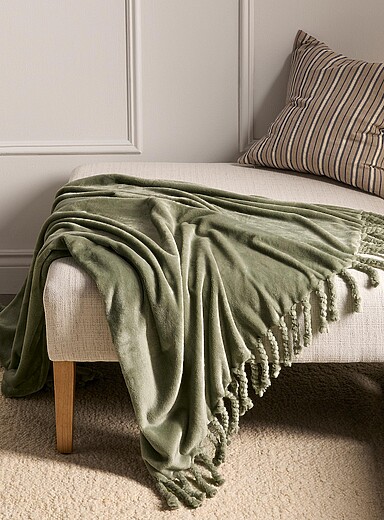 Solid soft plush fringed throw 130 x 170 cm
