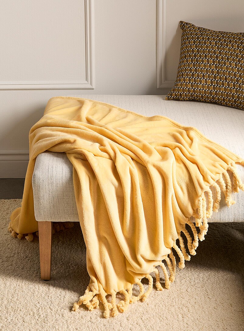 Solid soft plush fringed throw 130 x 170 cm | Simons Maison