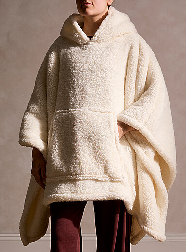 Le poncho surdimensionn&eacute; &agrave; capuche effet mouton