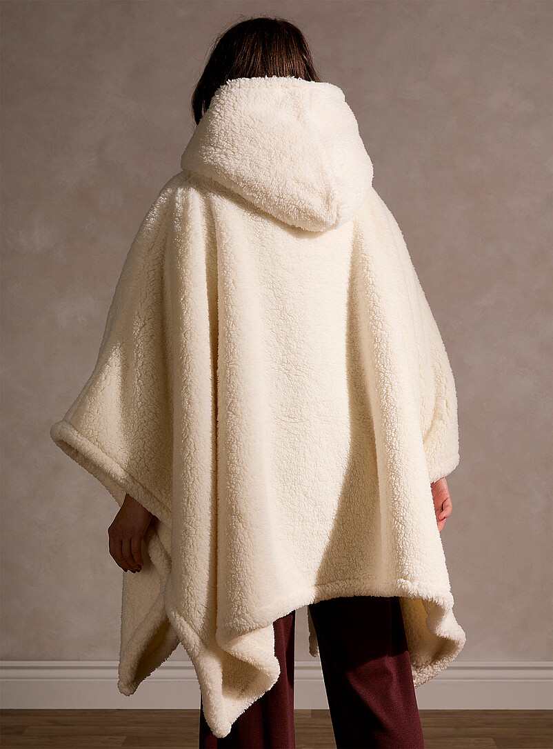 Simons Maison: Le poncho surdimensionn&eacute; &agrave; capuche effet mouton Blanc cass&eacute;