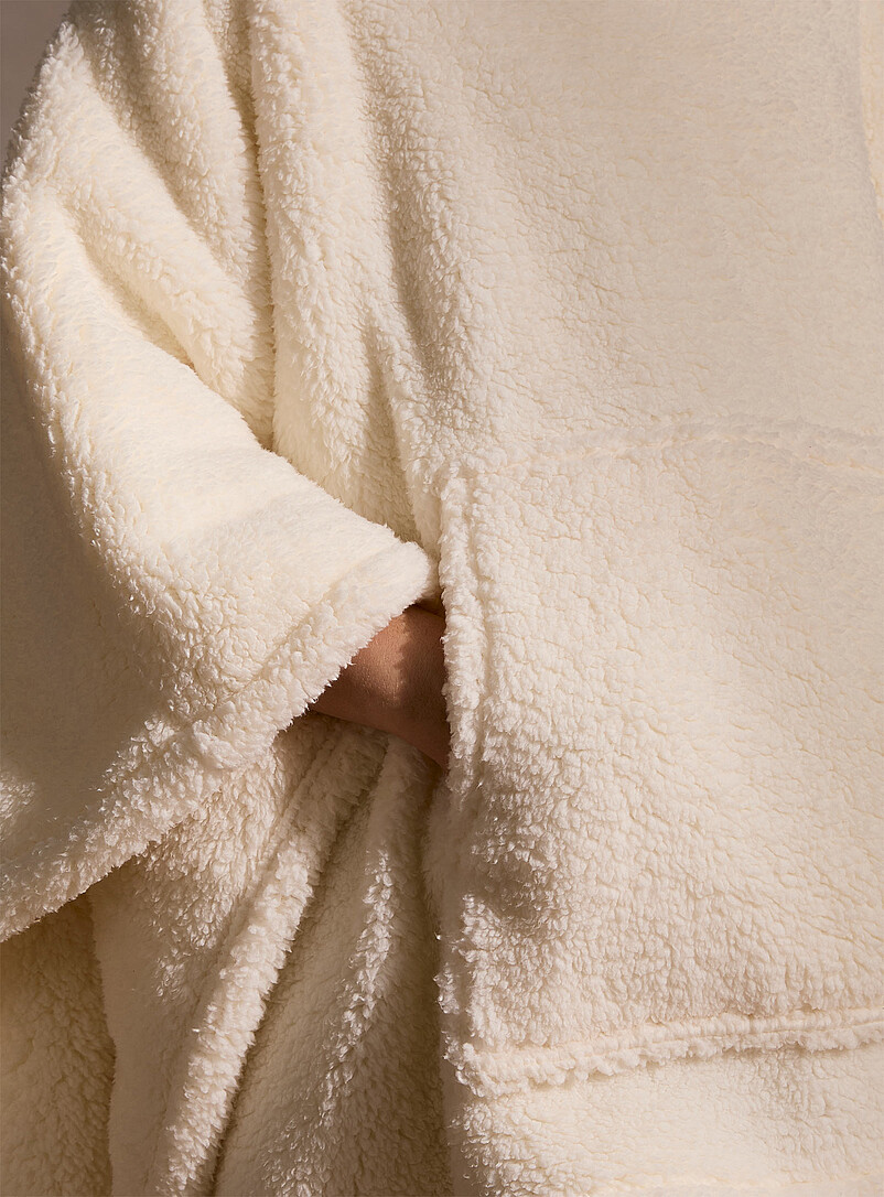 Simons Maison: Le poncho surdimensionn&eacute; &agrave; capuche effet mouton Blanc cass&eacute;