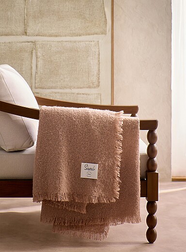Fine fringe boucl&eacute; throw 130 x 170 cm