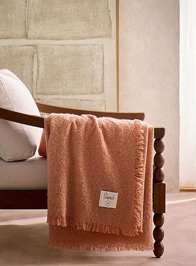 Fine fringe boucl&eacute; throw 130 x 170 cm