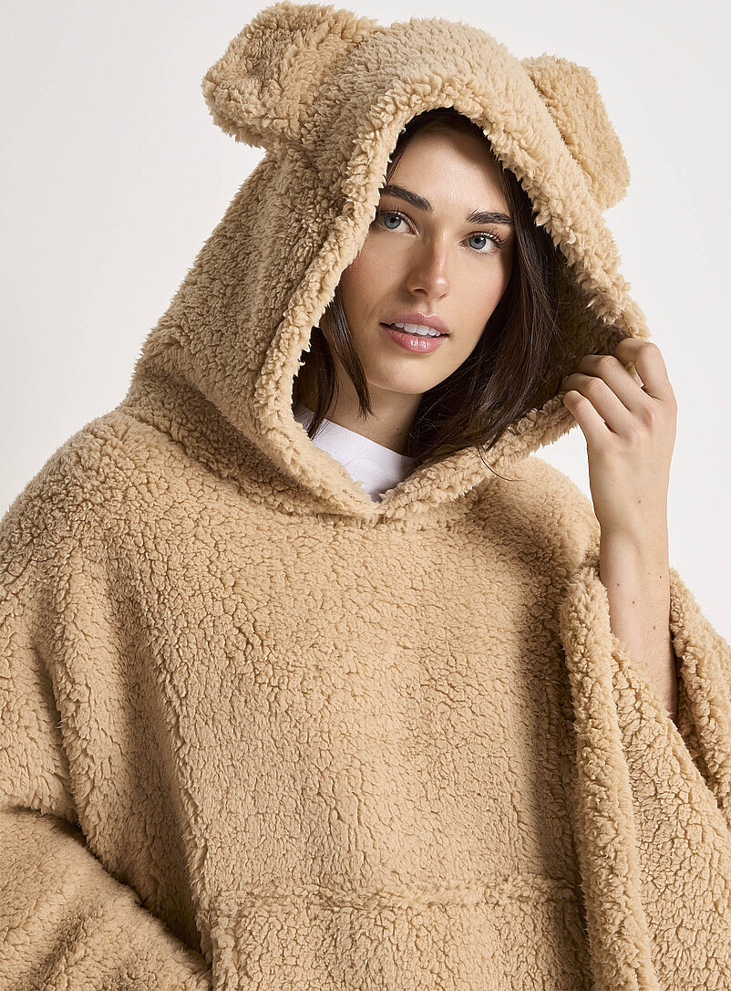 Simons Maison: Le poncho surdimensionn&eacute; effet mouton capuche &agrave; oreilles Sable