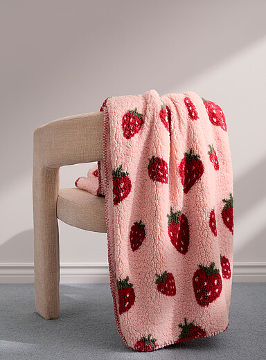 Le jet&eacute; moutonn&eacute; fraises 130 x 160 cm