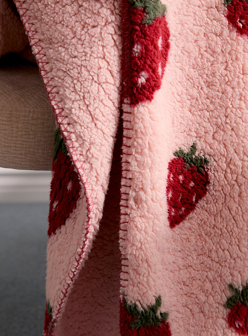 Simons Maison: Le jet&eacute; moutonn&eacute; fraises 130 x 160 cm Rouge &agrave; motifs