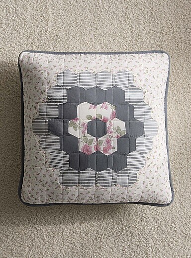Le coussin d&eacute;houssable patchwork nostalgie florale 50 x 50 cm