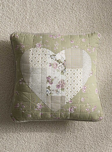 Le coussin d&eacute;houssable patchwork c&oelig;ur floral 50 x 50 cm