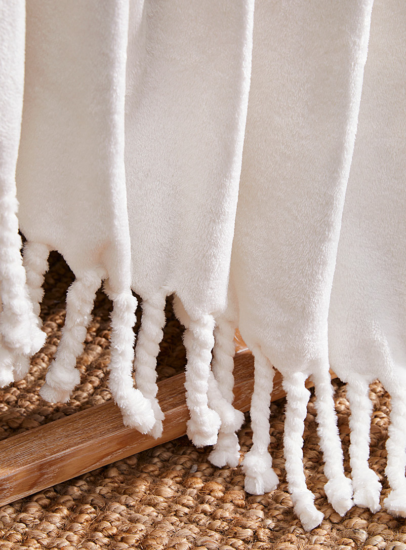Solid soft plush fringed throw 130 x 170 cm product image 2