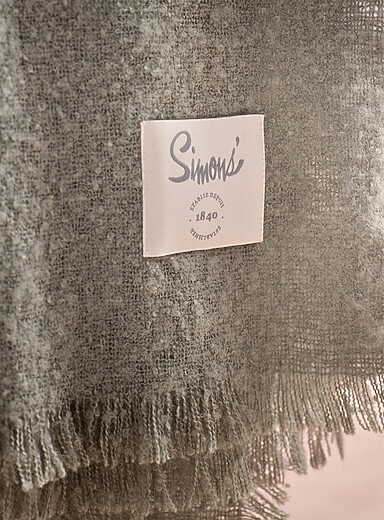 Fine fringe boucl&eacute; throw 130 x 170 cm