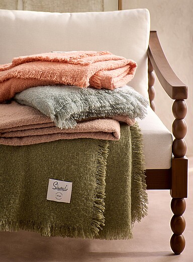 Fine fringe boucl&eacute; throw 130 x 170 cm