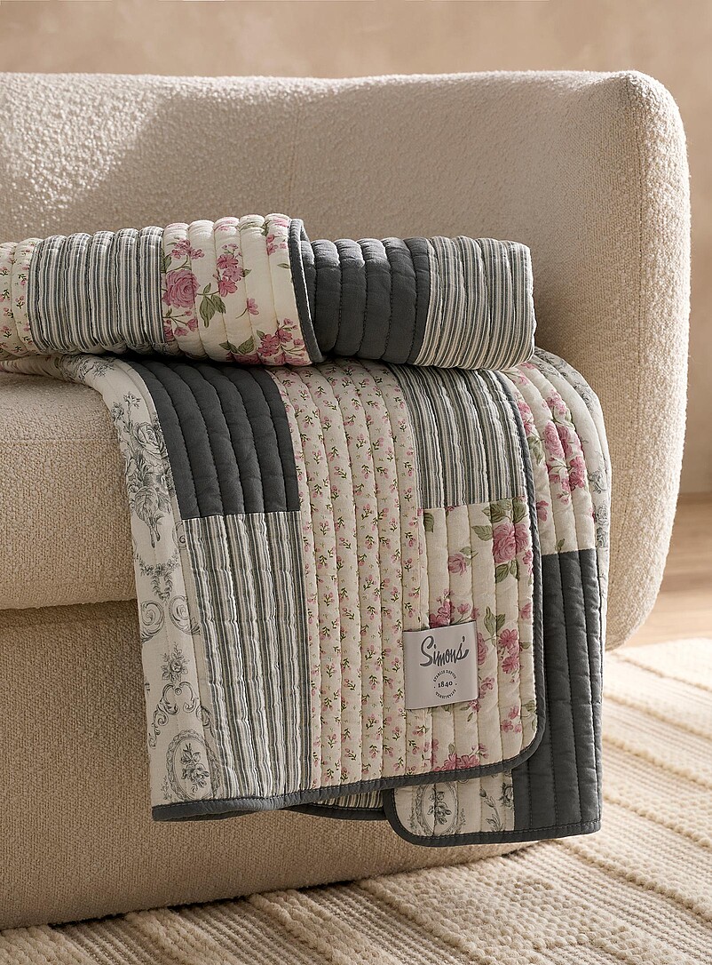 Nostalgic floral patchwork quilt 120 x 150 cm product image (primary)