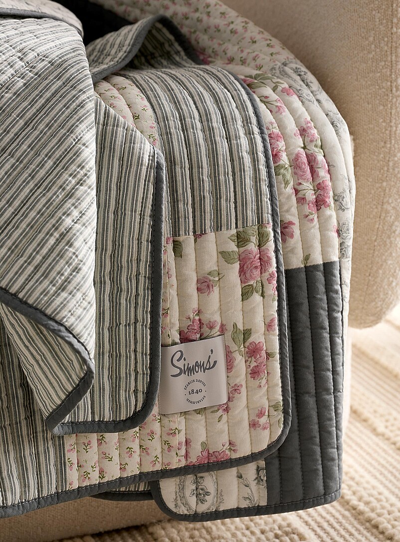 Nostalgic floral patchwork quilt 120 x 150 cm product image 2