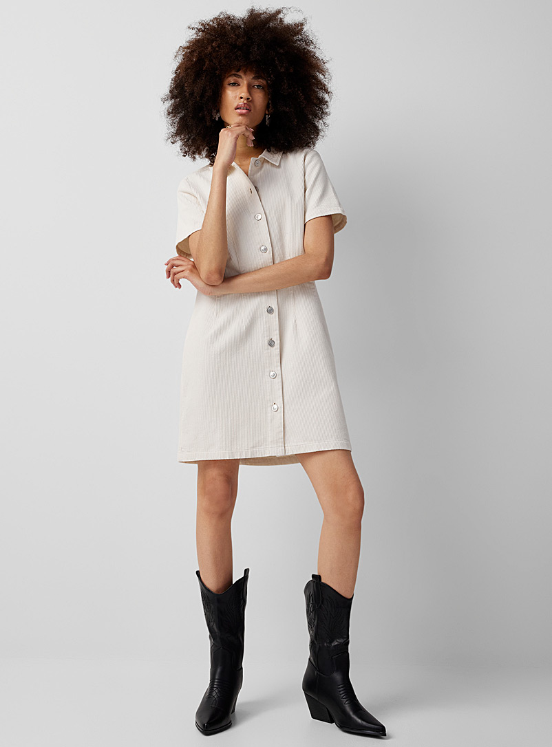 Twik: La robe chemise ajustée velours côtelé coton bio Beige crème pour femme