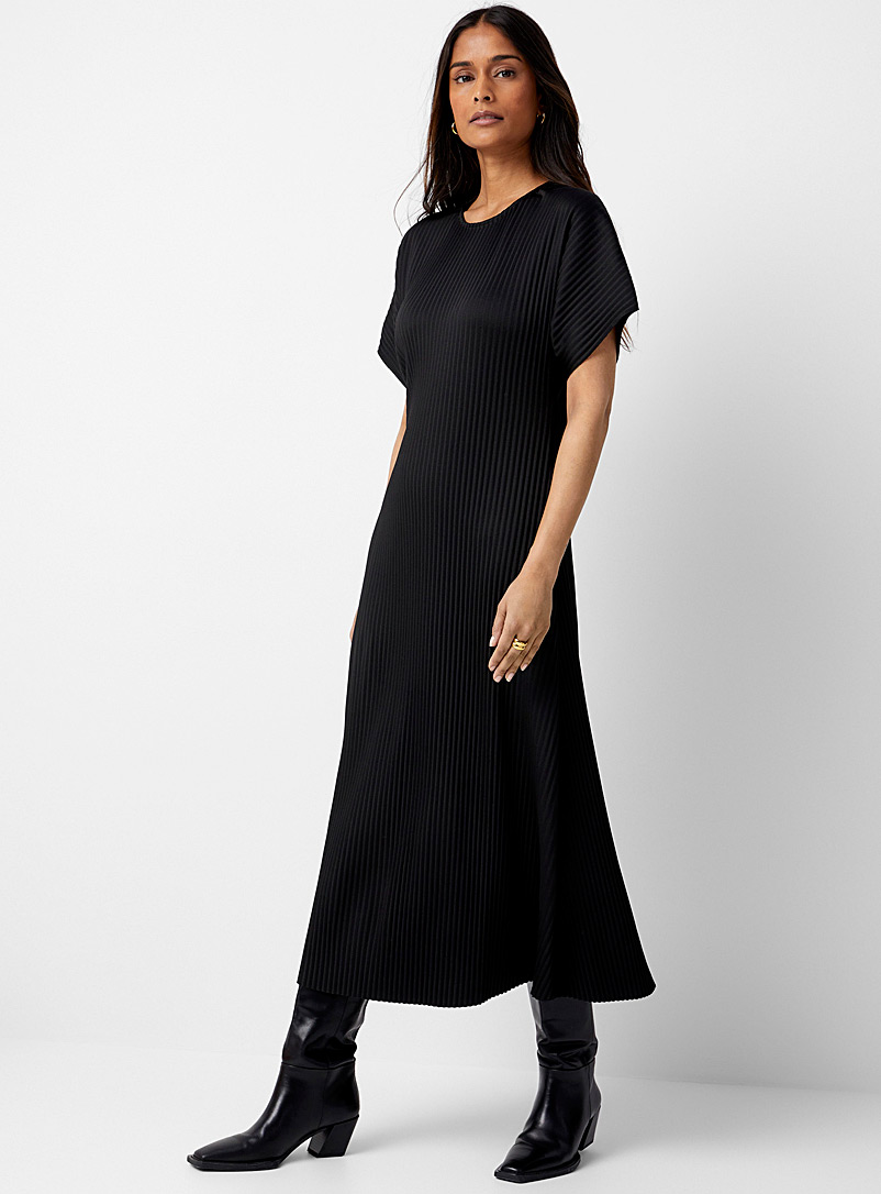 Contemporaine: La robe maxi plis soyeux Noir pour femme