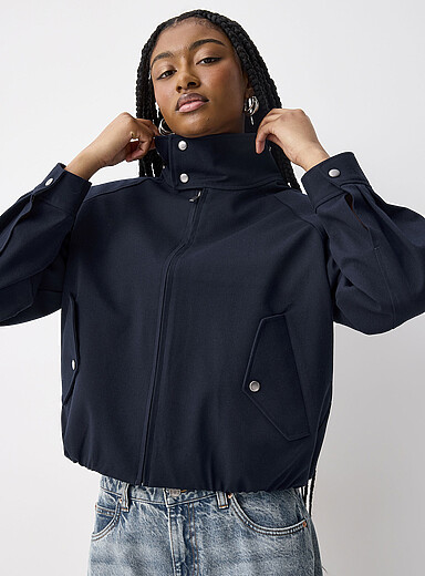 Le blouson Harrington col boutonn&eacute;