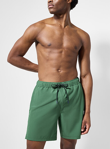 Le maillot short extensible uni doublure contrastante