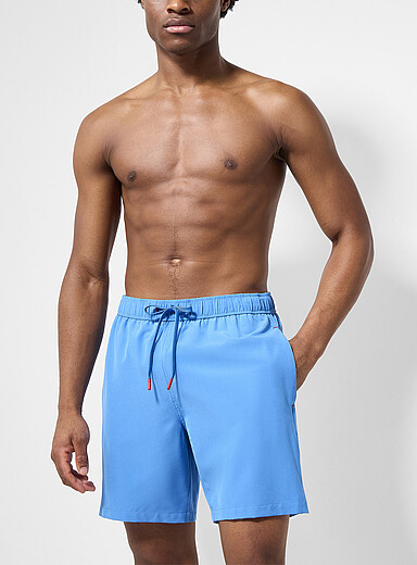 Le maillot short extensible uni doublure contrastante