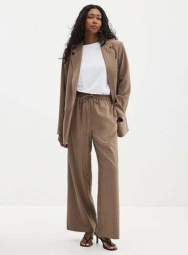 Le pantalon fluide rayures banquier <b>Coupe : jambe large, taille haute</b>