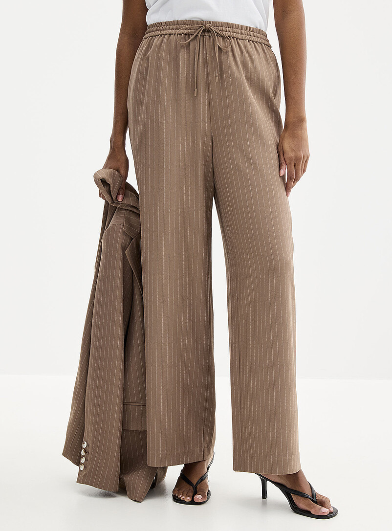 Contemporaine: Le pantalon fluide rayures banquier <b>Coupe : jambe large, taille haute</b> Blanc cass&eacute; pour femme