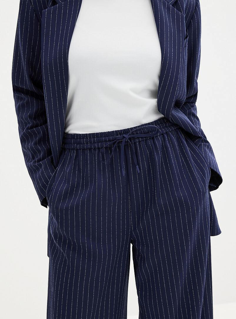 Contemporaine: Le pantalon fluide rayures banquier <b>Coupe : jambe large, taille haute</b> Blanc cass&eacute; pour femme