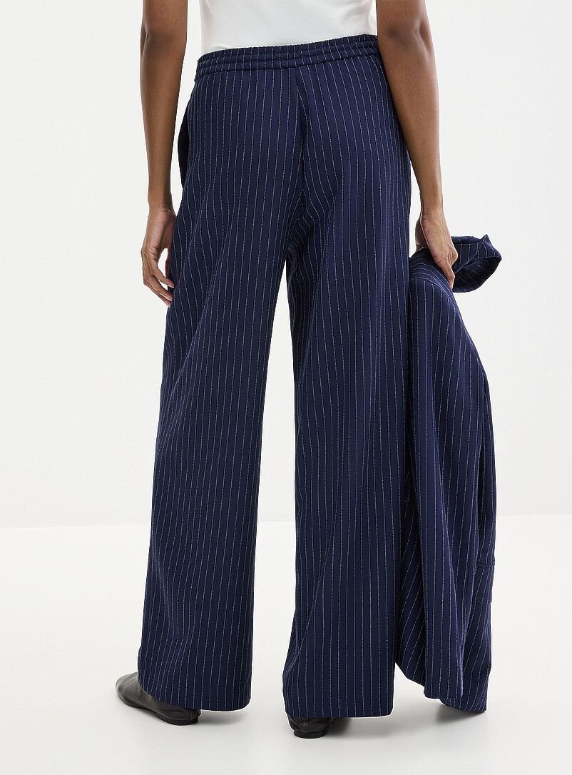Contemporaine: Le pantalon fluide rayures banquier <b>Coupe : jambe large, taille haute</b> Blanc cass&eacute; pour femme