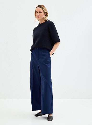 Le pantalon serg&eacute; structur&eacute; extensible <b>Coupe : jambe large, taille tr&egrave;s haute</b>