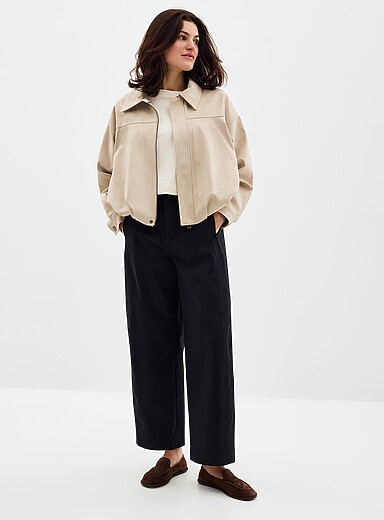 Le pantalon chino coton-lyocell <b>Coupe : jambe ballon, taille haute</b>