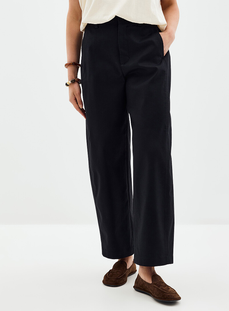 Contemporaine: Le pantalon chino coton-lyocell <b>Coupe : jambe ballon, taille haute</b> Noir pour femme