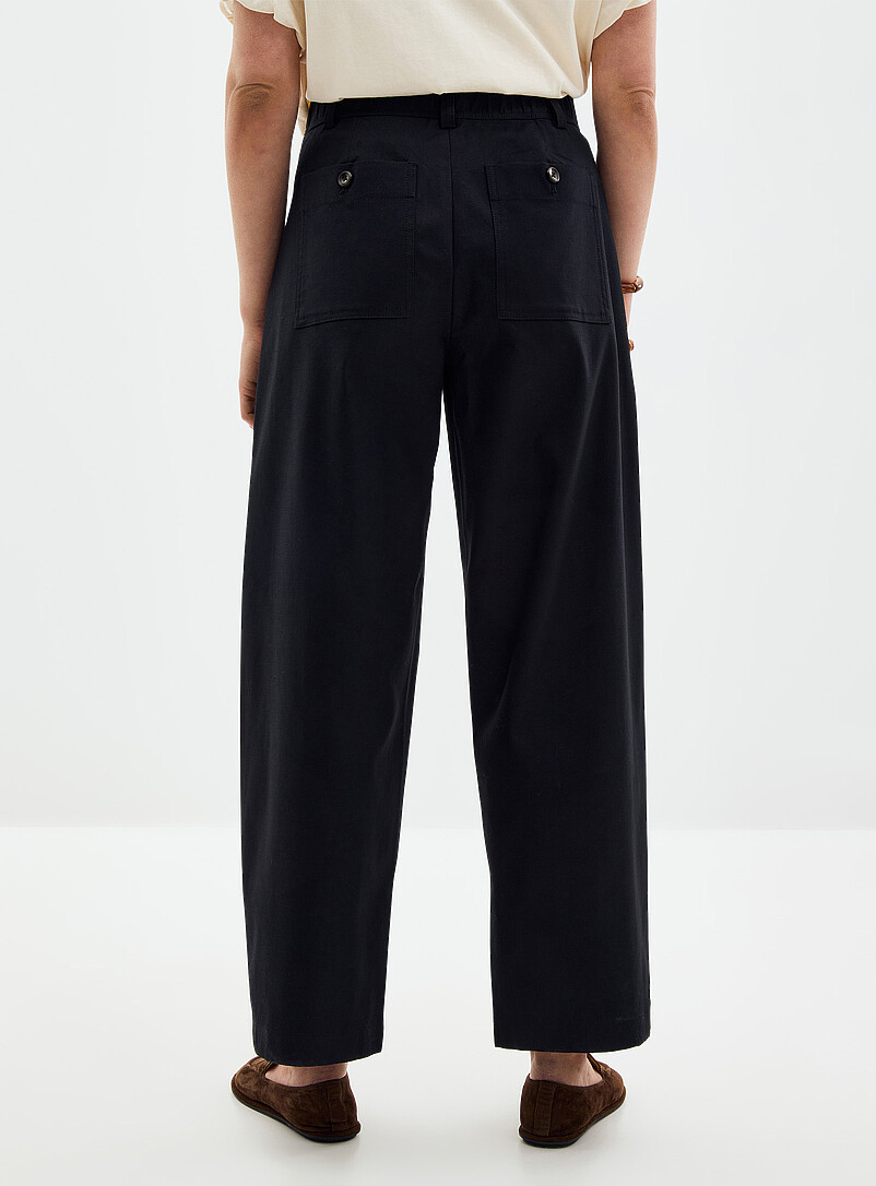 Contemporaine: Le pantalon chino coton-lyocell <b>Coupe : jambe ballon, taille haute</b> Noir pour femme