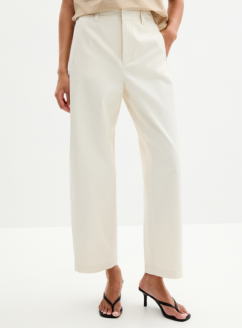 Contemporaine: Le pantalon chino coton-lyocell <b>Coupe : jambe ballon, taille haute</b> Noir pour femme