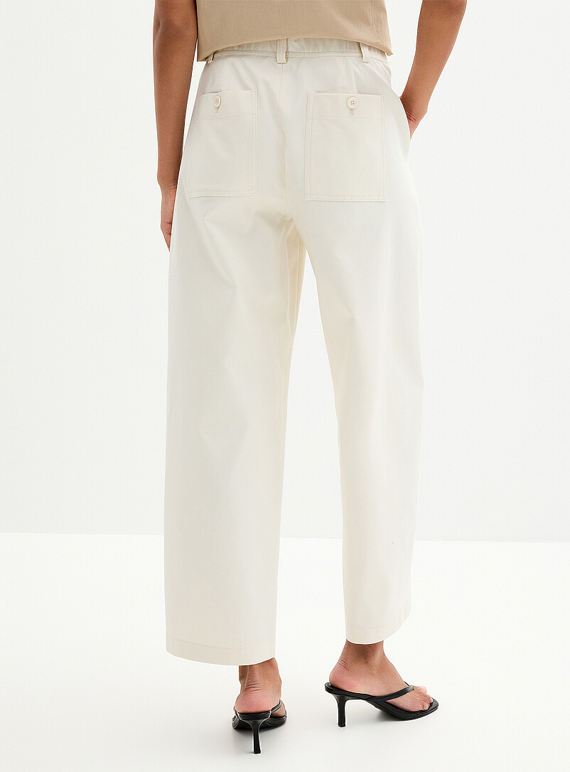Contemporaine: Le pantalon chino coton-lyocell <b>Coupe : jambe ballon, taille haute</b> Noir pour femme