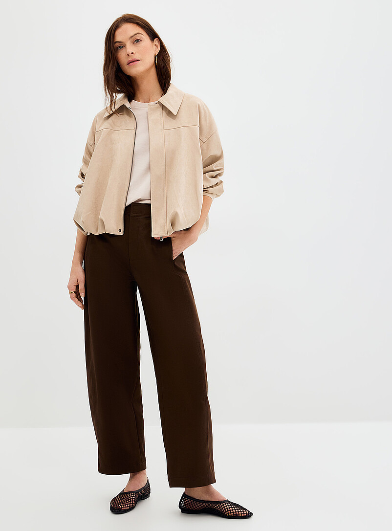 Contemporaine: Le pantalon chino coton-lyocell <b>Coupe : jambe ballon, taille haute</b> Noir pour femme