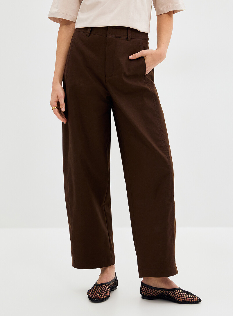 Cotton-lyocell chino pant Fit: Barrel leg, high rise