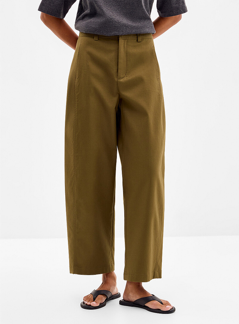 Contemporaine: Le pantalon chino coton-lyocell <b>Coupe : jambe ballon, taille haute</b> Noir pour femme
