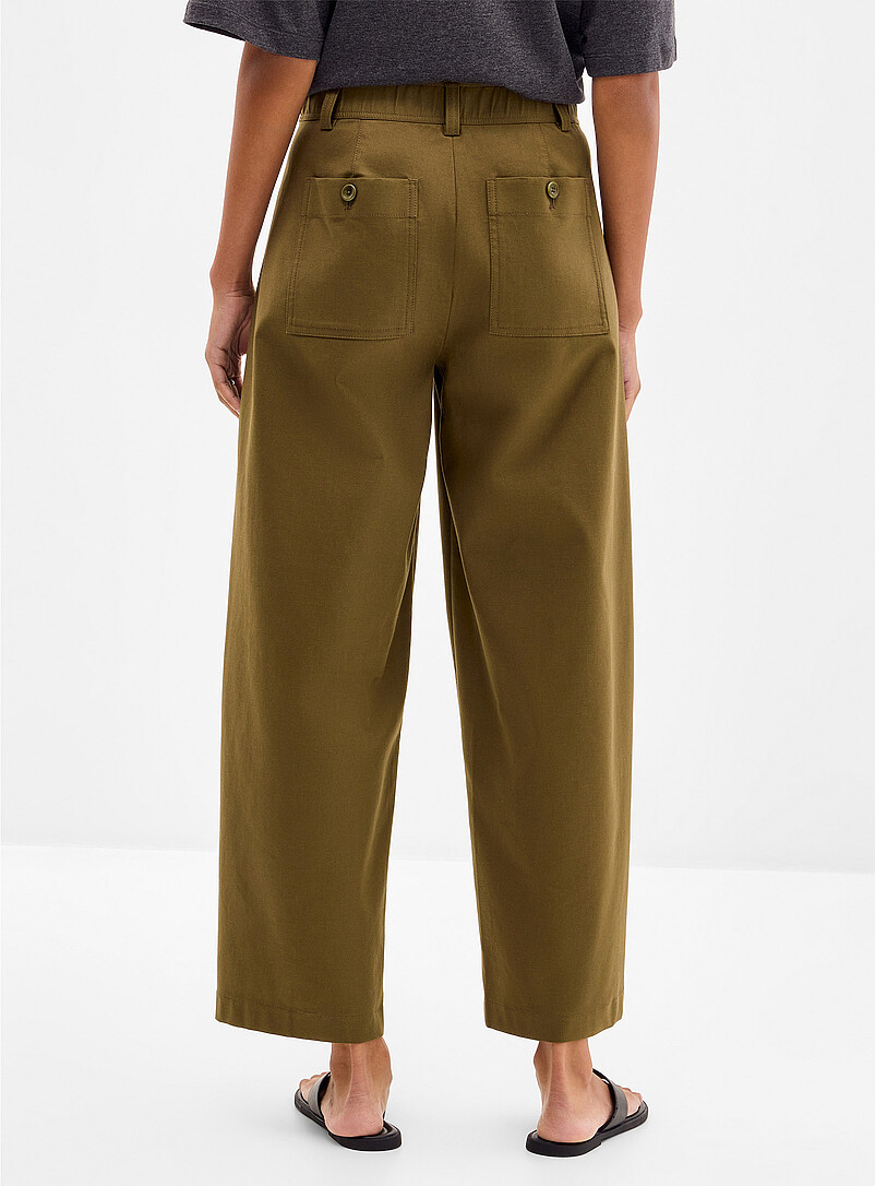 Contemporaine: Le pantalon chino coton-lyocell <b>Coupe : jambe ballon, taille haute</b> Noir pour femme
