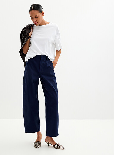 Le pantalon chino coton-lyocell <b>Coupe : jambe ballon, taille haute</b>